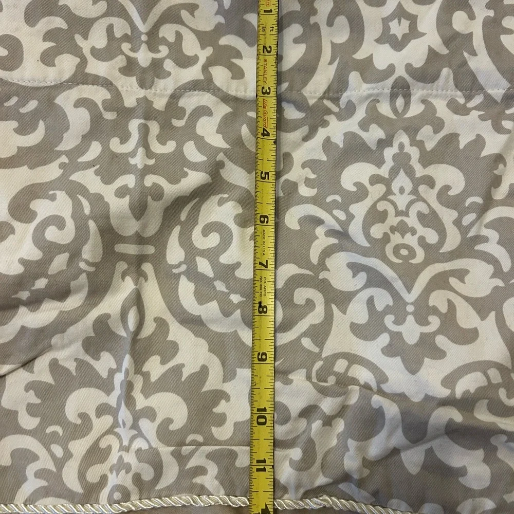 Source Unknown Cream and Gray Patterned Valance. 50W